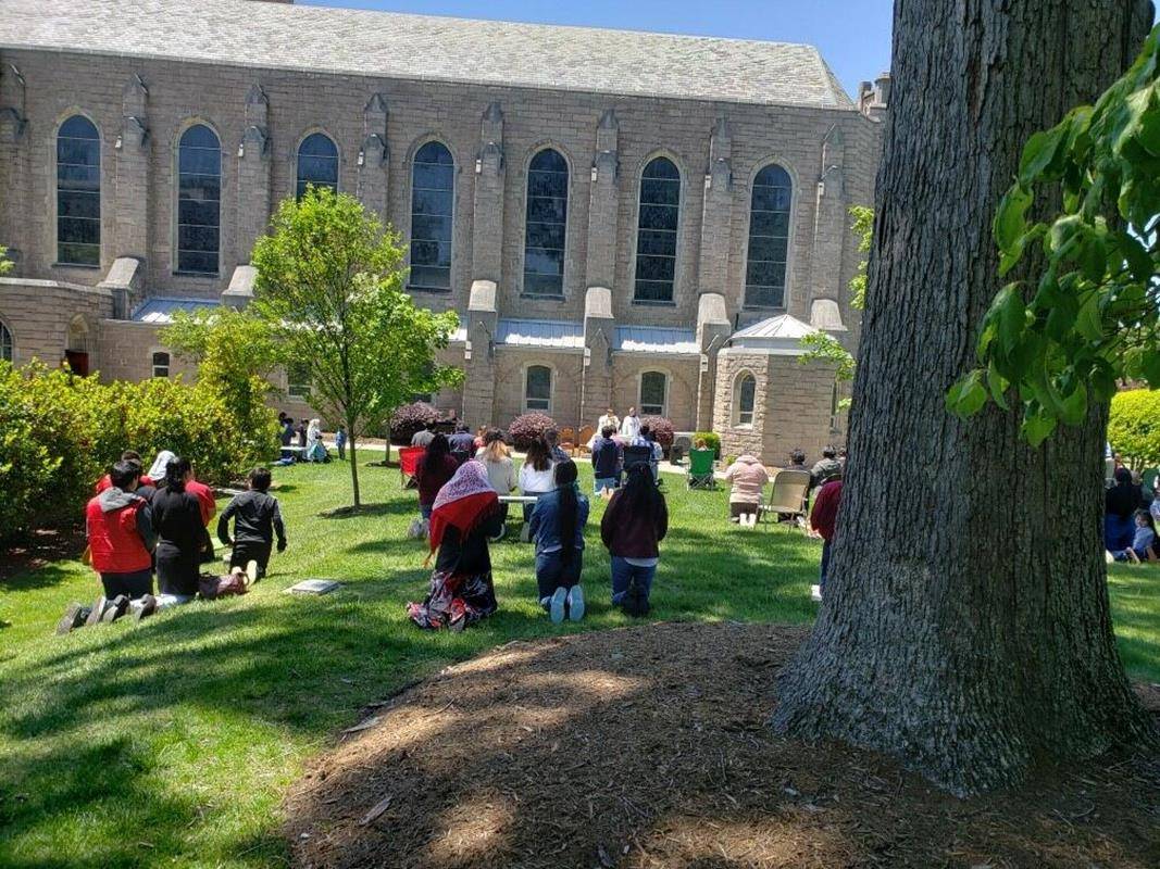 Al igual que otras parroquias de la Diócesis de Charlotte, Nuestra Señora de la Gracia en Greensboro inició celebraciones litúrgicas al aire libre respetando la distancia social requerida. (Diácono Enedino Aquino)