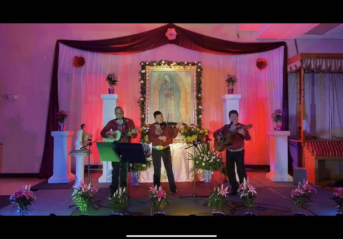 La parroquia Nuestra Señora de Guadalupe homenajeó a las madres en su día ofreciéndoles una serenata el pasado sábado 9 de mayo por la noche. Fueron casi dos horas de música que iniciaron con ‘Las Mañanitas’. (Foto cortesía Kilver Fuentes)