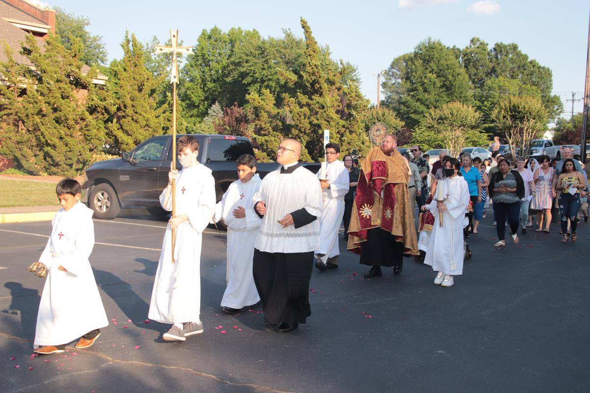 Father Noah Carter led a Corpus Christi procession at Holy Cross Church on June 6. (Photos by John Bunyea)