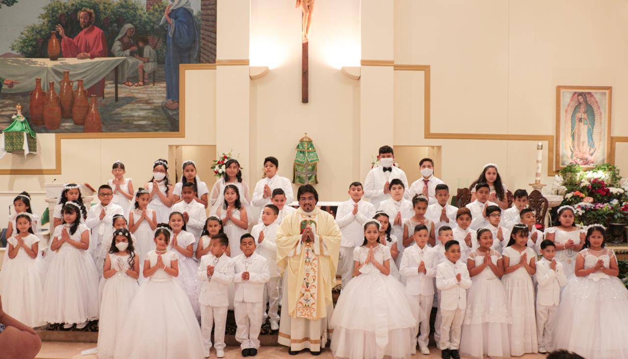 BOONVILLE — Children at Divine Redeemer (Divino Redentor) Church recently received the sacrament of first Holy Communion. Four Masses were offered by Father José Enrique Gonzalez Gaytán, pastor, at the Boonville parish. (Sergio Lopez | Catholic News Heral