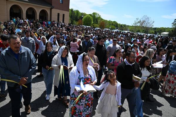 Palm Sunday procession at Sacred Heart Church in Salisbury. (Troy C. Hull)