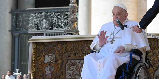 Pope begins to receive very limited visits